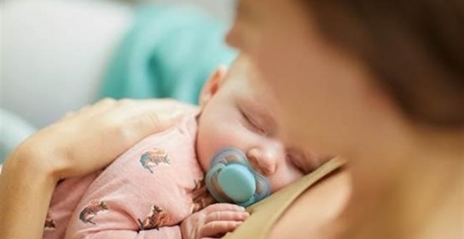 Una mujer sujeta a un bebé dormido. / EUROPA PRESS (cedida por ESTHER ROBLEDO)
