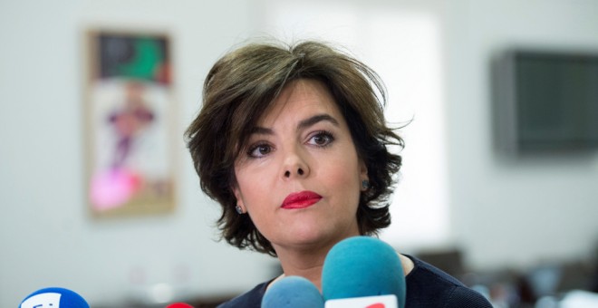 La vicepresidenta del Gobierno, Soraya Saénz de Santamaría, en declaraciones a los medios tras la reunión de la comisión de subsecretarios. EFE/Luca Piergiovanni