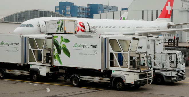 Un camión de Gate Gourmet, división de la empresa de catering Gategroup, en el aeropuerto de Zurich. REUTERS/Arnd Wiegmann