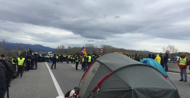 Tendes de campanya plantades pels participants a la protesta al mig de l'autopista AP-7 / M.D.