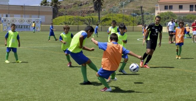 Un grupo de niños jugando al fútbol. EFE/Gelmert Finol