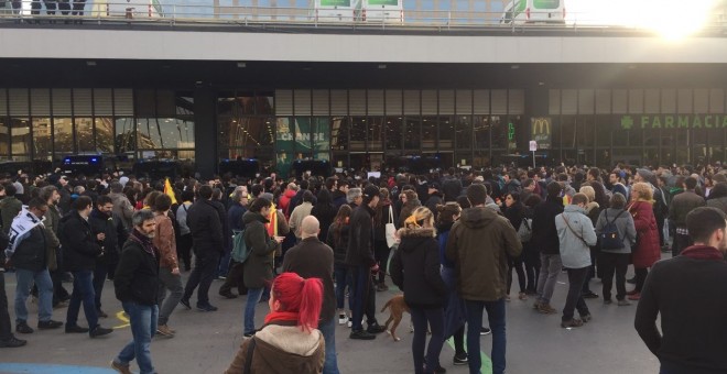 Concentració davant l'estació de Sants convocada pels CDR / Carles Bellsolà