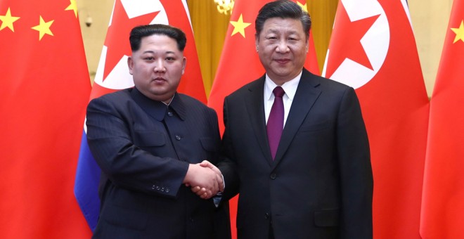 El líder norcoreano, Kim Jong Un y el presidente de China, Xi Jiping, durante la visita a Pekin. REUTERS