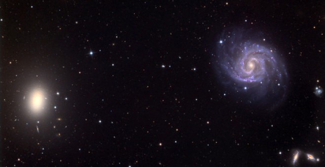 Entorno de la galaxia NGC1052 (esferoide blanquecino a la izquierda), en cuyas proximidades se encuentra NGC1052-DF2. / Adam Block/Mount Lemmon SkyCenter/University of Arizona