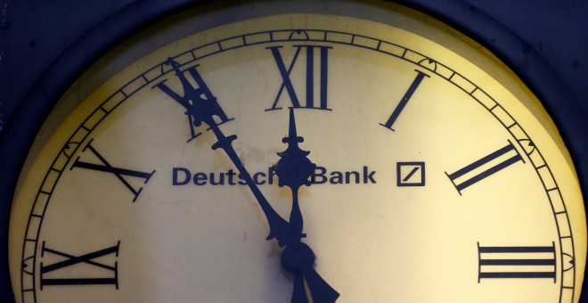 El logo de Deutsche Bank en un reloj antiguo situado en una sucursal del banco, en la localidad alemana de Wiesbaden. REUTERS/Kai Pfaffenbach