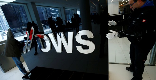 Unos operarios colocan el nuevo logo de DWS, la gestora de eutsche Bank, en su nueva sede en Fráncfort. REUTERS/Ralph Orlowski