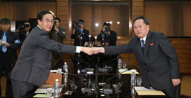 El ministro de Unificación surcoreano, Cho Myoung-gyon (izq), y el jefe de la Agencia Norcoreana para Asuntos con el Sur, Ri Son-gwon, se estrechan la mano al finalizar una reunión de alto nivel en la localidad fronteriza de Panmunjom. | EFE