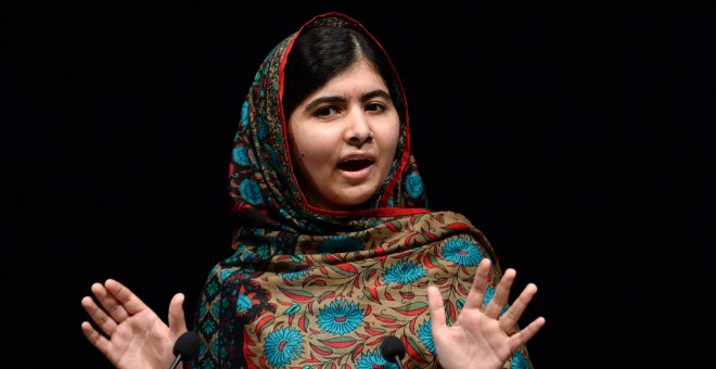 Fotografía de archivo del 10 de octubre de 2014, de Malala Yousafzai, quien hace una declaración después de ganar el Premio Nobel de la Paz en la Biblioteca de Birmingham./ EFE