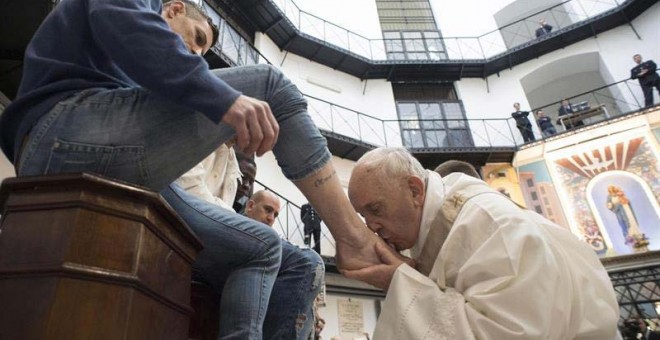 El papa Francisco, emulando a Jesús de Nazaret en la 'Última Cena', lava los pies a doce personas, en este caso presos de la cárcel Regina Coeli de Roma. | EFE