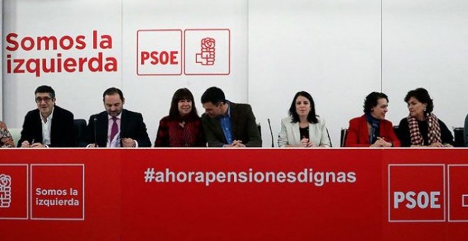 Pedro Sánchez junto a otros miembros del PSOE./ EFE