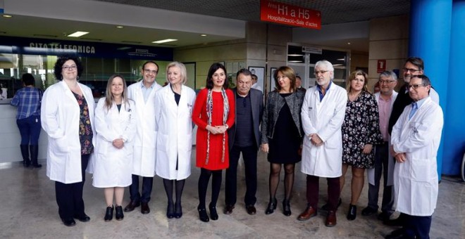 La consellera de Sanidad, Carmen Montón (5i), posa con el nuevo equipo directivo del Hospital de La Ribera. EFE/Kai Försterling