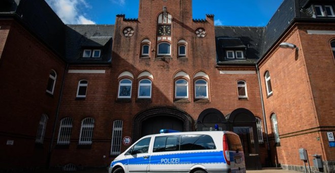 Un coche de policía pasa delante del acceso de la prisión de Neumünster (Alemania) hoy, 2 de abril de 2018. La Fiscalía alemana espera comunicar su decisión sobre la petición de extradición a España del expresidente de la Generalitat Carles Puigdemont mañ