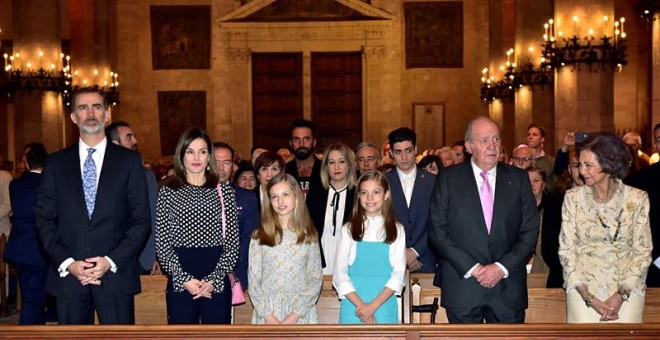 Los reyes Felipe y Letizia, sus hijas, la princesa Leonor y la infanta Sofía, y los reyes don Juan Carlos (i), y doña Sofía asisten a la misa de Domingo de Resurrección en la Catedral de Mallorca. /EFE