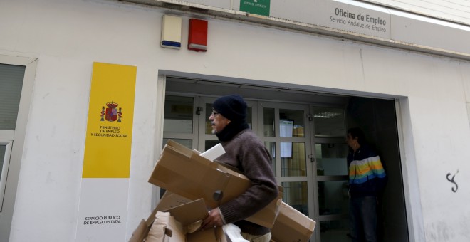 Un hombre pasa junto a una oficina de empleo en la localidad malagueña de Ronda. REUTERS