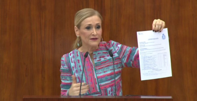 La presidenta de la Comunidad de Madrid, Cristina Cifuentes, muestra un documento durante su comparecencia en la Asamblea relativa a su polémico máster.