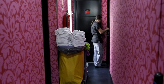 Una camarera de piso durante su turno de limpieza de habitaciones en un hotel de Madrid. Reuters