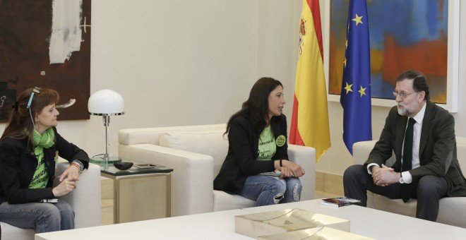 El presidente del Gobierno, Mariano Rajoy, recibe en el Palacio de la Moncloa a una delegación del colectivo 'Las Kellys', que representa a las camareras de piso.