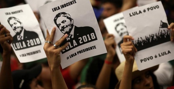 Simpatizantes del expresidente Luiz Inácio Lula da Silva a las puertas de la Corte Suprema de Brasil. /EFE