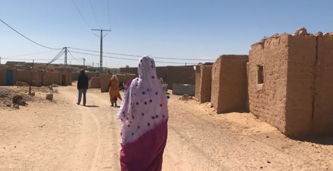 Una mujer andando por Smara, uno de los campamentos de refugiados saharauis en Argelia. / J.G