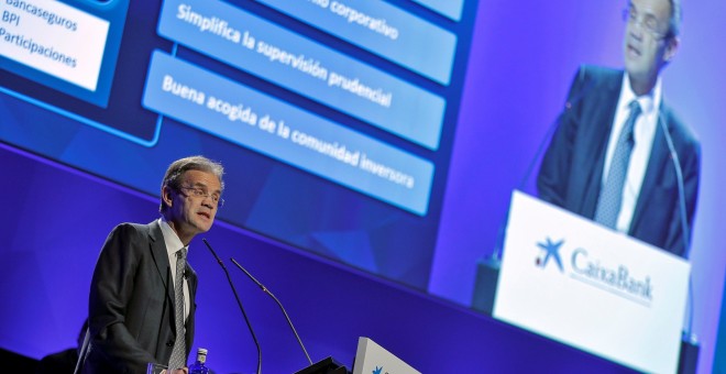 El presidente de CaixaBank, Jordi Gual, interviene en la junta general de accionistas, por primera vez se celebra en València, ciudad a la que el pasado mes de octubre trasladó su sede social. EFE/Manuel Bruque