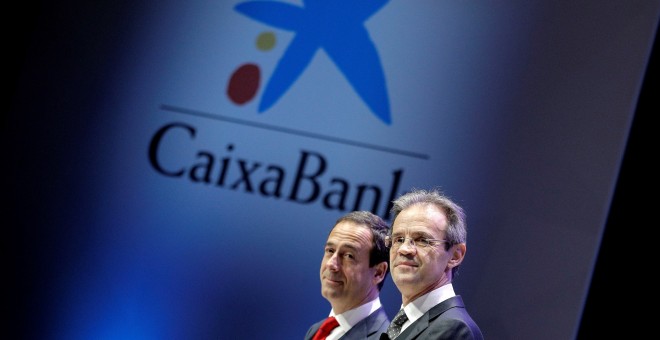 El presidente de CaixaBank, Jordi Gual, y el consejero delegado, Gonzalo Gortázar, al comienzo de la junta general de accionistas, por primera vez se celebra en València. EFE/Manuel Bruque