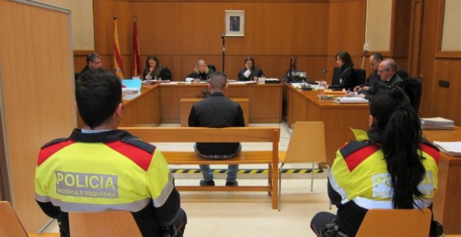 Abdelhakim E.H. durante el juicio por la brutal agresión homófoba que protagonizó en Sitges.- EUROPA PRESS