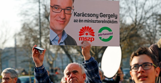 Seguidores del candidato socialista en las elecciones húngaras Gergely Karacsony, en el mitin de cierre de campaña en Budapest. REUTERS/Leonhard Foeger