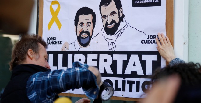 Un simpatizante de Carles Puigdemont con un cartel de apoyo a 'los Jordis' (Jordi Sánchez y Jordi Cuixart), antes de la rueda de prensa del expresident catalán en Berlín, tras su salida de una prisión alemana. REUTERS/Hannibal Hanschke