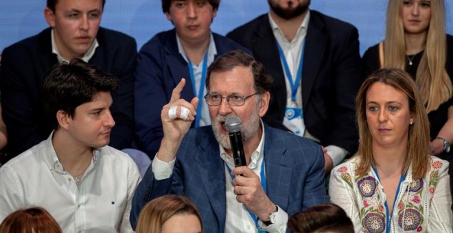 El presidente del Gobierno, Mariano Rajoy, y el presidente de Nuevas Generaciones, Diego Gago (i), en un acto con jóvenes durante la Convención Nacional del PP que se celebra hoy en Sevilla. EFE/Julio Muñoz