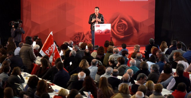 El secretario general del PSOE, Pedro Sánchez, durante su intervención en el acto organizado con motivo de la celebración del Día de la Rosa del PSOE del Altoaragón, en Ayerbe (Huesca). EFE/Javier Blasco