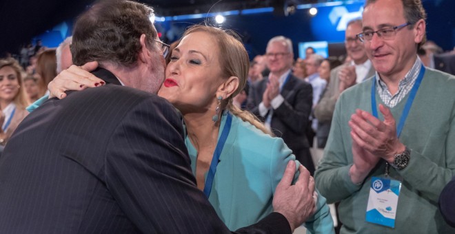 El presidente del Gobierno, Mariano Rajoy, saluda a la presidenta de la Comunidad de Madrid, Cristina Cifuentes, en presencia del dirigente popular Alfonso Alonso, al comienzo del acto de clausura de la Convención Nacional del PP en Sevilla. EFE/Julio Muñ