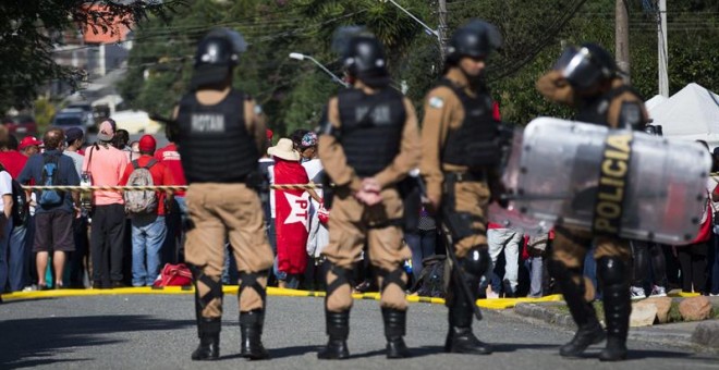 Simpatizantes de Lula Da Silva preparan el campamento/Reuters