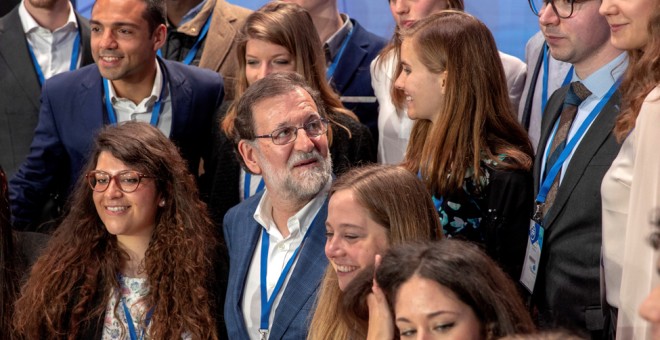 El presidente del Gobierno, Mariano Rajoy, junto a un grupo de estudiantes de Erasmus de distintas nacionalidades, durante la jornada del sábado de la Convención Nacional del PP en Sevilla. EFE/Julio Muñoz