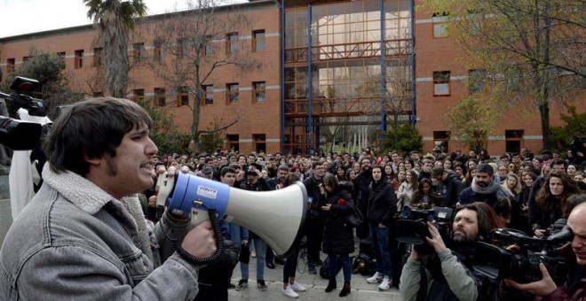 Un grupo de estudiantes de la Universidad Rey Juan Carlos (URJC), convocados por las Asambleas de Estudiantes, protestan tras las irregularidades del máster en Derecho Público del Estado Autonómico que obtuvo la presidenta de la Comunidad de Madrid, Crist