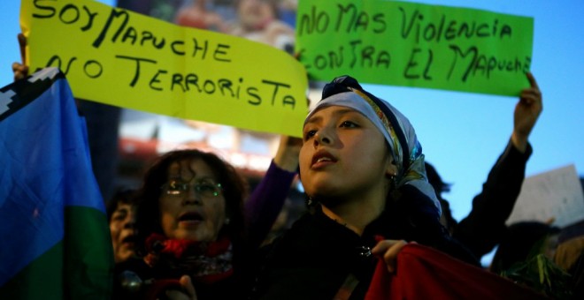 Activistas mapuches durante una protesta en Santiago de Chile. REUTERS