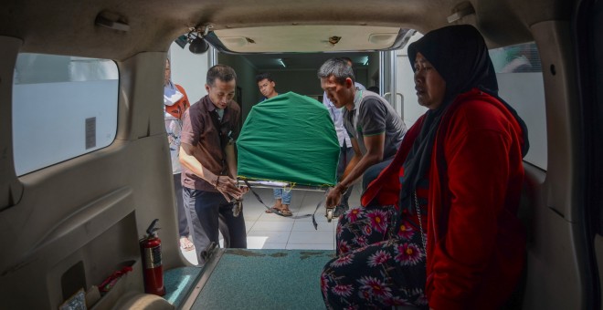Fallecido por consumir alcohol casero contaminado en IndonesiaFamiliares de un fallecido por consumir alcohol casero adulterado introducen su cuerpo en una ambulancia. /REUTERS