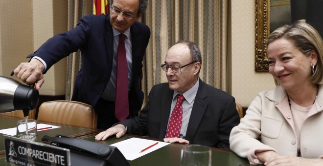El Gobernador del Banco de España, Luis María Linde, acompañado de la presidenta de la Comisión Ana Oramas, comparece en la Comisión del Congreso que investiga la crisis financiera y el rescate bancario. EFE/Mariscal