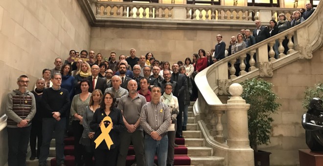 El president del Parlament, Roger Torrent, els seus predecessors Ernest Benach i Joan Rigol, diputats de JxCat i ERC i treballadors de la cambra, guardant 10 minuts de silenci per demanar l'alliberament de l'expresidenta del Parlament Carme Forcadell. | E