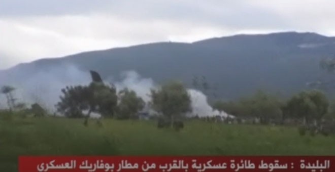 Imágenes del accidente aéreo difundidas por la televisión argelina.