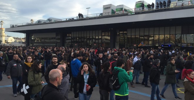 Concentració convocada pels CDR davant l'Estació de Sants de Barcelona, durant la Setmana Santa. | Carles Bellsolà