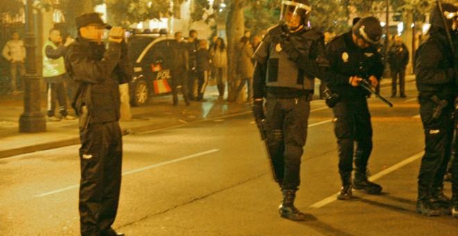Uno de los agentes graba los incidentes durante el 14 de noviembre de 2012 en Logroño.- STOP REPRESIÓN LA RIOJA