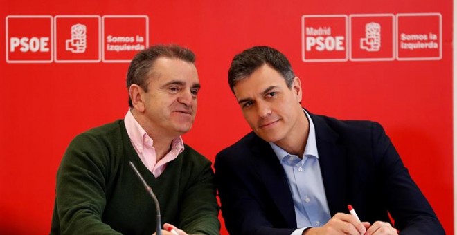 El líder del PSOE Pedro Sánchez junto al secretario general de los socialistas en Madrid, José Manuel Franco. / EFE