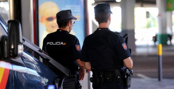 Dos agentes de la Policía Nacional. EUROPA PRESS