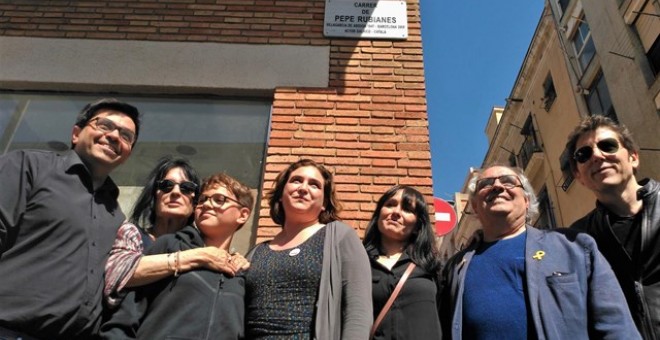Ada Colau y personajes públicos en la inauguración de la calle Pepe Rubianes en Barcelona/EP