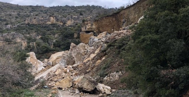 Desprendimiento de tierra en Castell de Mur. / @BOMBERSCAT