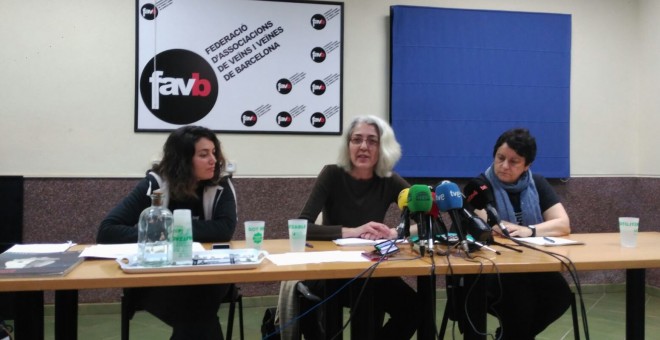 D'esquerra a dreta, les portaveus de l'Aigua és Vida, Míriam Planes, la Federació d'Associacions de Veïns i Veïnes de Barcelona, Anna Menèndez, i Tanquem els CIEs, Mercè Duch.