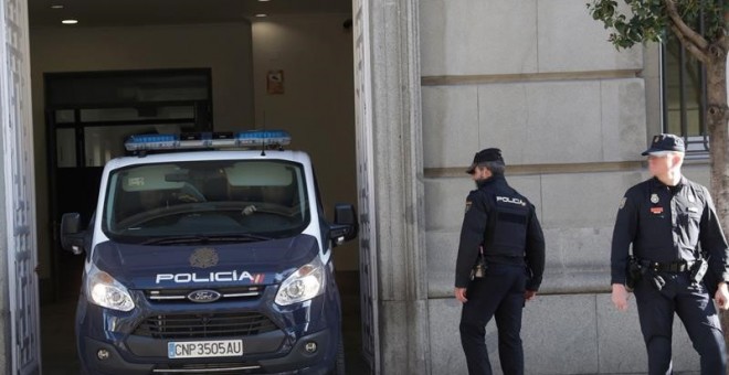 Arribada al Tribunal Suprem del vehicle policial amb el qual han estat traslladats Joaquim Forn, Josep Rull i Raül Romeva. EFE/Zipi