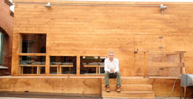 El actor Juan Loriente posa junto a su casa de madera.- MATADERO