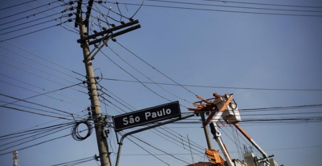 Un técnico de Eletropaulo trabajando en un poste eléctrico en una calle del centro de Sao Paulo. REUTERS/Nacho Doce