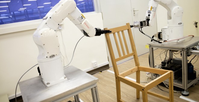 El sistema robótico en plena faena mientras arma la silla de Ikea. NTU